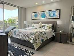 Eagle Beach Modern 2br2ba Beachfront Condo w Pool