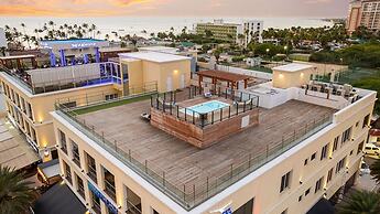 Modern Corner Unit Pool Steps From Palm Beach