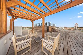 Modern Corner Unit Pool Steps From Palm Beach