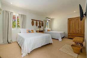 Colonial Modern Villa Sleep 14-pool Palapa Court