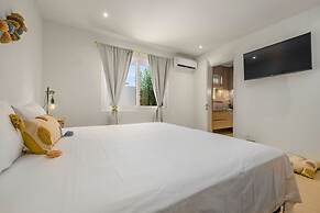 Colonial Modern Villa Sleep 14-pool Palapa Court