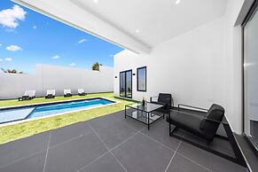 Brand NEW Villa Central Location Private Pool