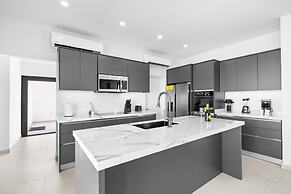 Brand NEW Villa Central Location Private Pool