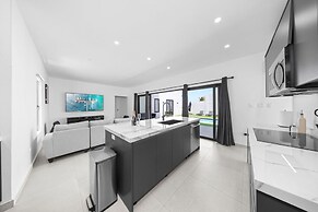 Brand NEW Villa Central Location Private Pool