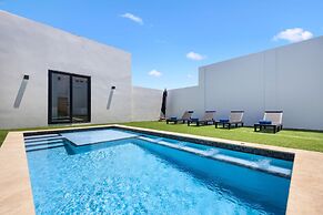 Brand NEW Villa Central Location Private Pool