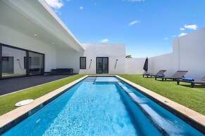Brand NEW Villa Central Location Private Pool
