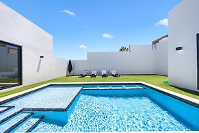 Brand NEW Villa Central Location Private Pool