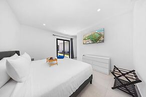 Brand NEW Villa Central Location Private Pool