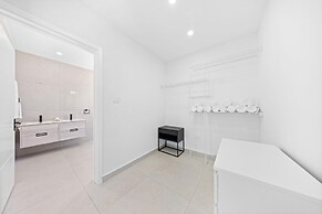 Brand NEW Villa Central Location Private Pool