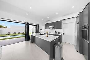 Brand NEW Villa Central Location Private Pool