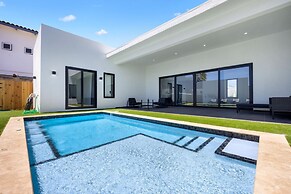 Brand NEW Villa Central Location Private Pool