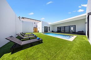 Brand NEW Villa Central Location Private Pool