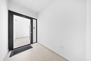 Brand NEW Villa Central Location Private Pool