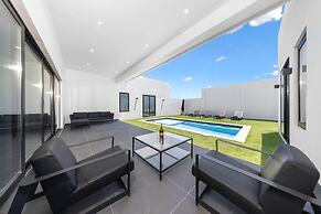 Brand NEW Villa Central Location Private Pool