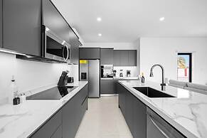 Brand NEW Villa Central Location Private Pool