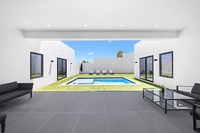 Brand NEW Villa Central Location Private Pool