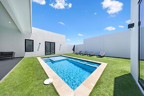 Brand NEW Villa Central Location Private Pool