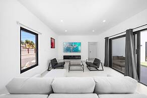 Brand NEW Villa Central Location Private Pool