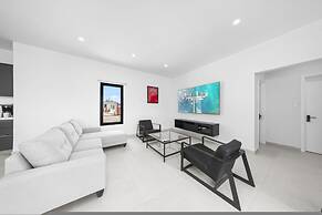 Brand NEW Villa Central Location Private Pool