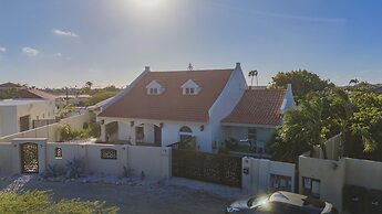 Charming Cozy Studio With Patio Near the Beach