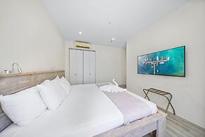 Lux Palm Beach Escape Pool Gym Prime Location