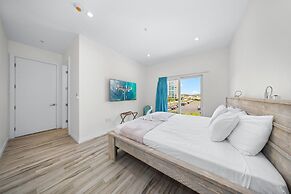 Lux Palm Beach Escape Pool Gym Prime Location