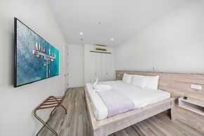 Lux Palm Beach Escape Pool Gym Prime Location