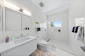 Lux Palm Beach Escape Pool Gym Prime Location