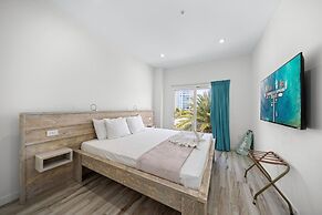 Lux Palm Beach Escape Pool Gym Prime Location