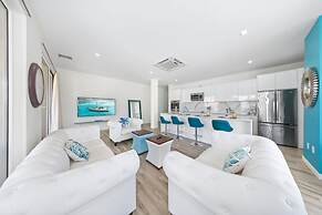 Lux Palm Beach Escape Pool Gym Prime Location