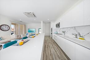 Lux Palm Beach Escape Pool Gym Prime Location