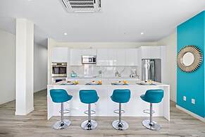 Lux Palm Beach Escape Pool Gym Prime Location