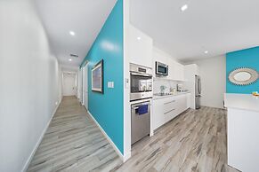 Lux Palm Beach Escape Pool Gym Prime Location