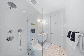 Lux Palm Beach Escape Pool Gym Prime Location