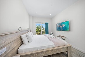 Lux Palm Beach Escape Pool Gym Prime Location