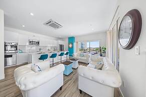 Lux Palm Beach Escape Pool Gym Prime Location