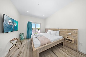 Lux Palm Beach Escape Pool Gym Prime Location