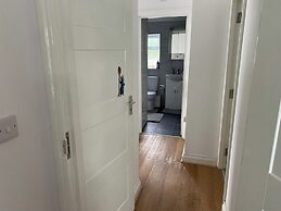 Slough - Sleeps 3 - Petfriendly - Riverside - Bay