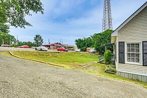 Lumberjack Hideaway Near Campus in Nacogdoches!