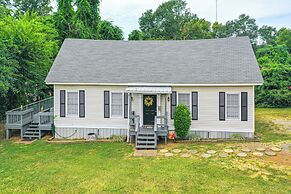 Lumberjack Hideaway Near Campus in Nacogdoches!