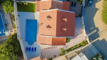 Spacious Renovated House Prvt Pool 5 min to Bch