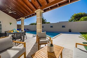 Spacious Renovated House Prvt Pool 5 min to Bch