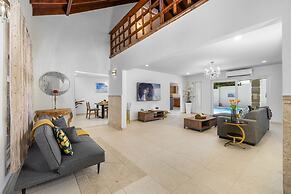 Spacious Renovated House Prvt Pool 5 min to Bch