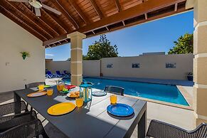 Spacious Renovated House Prvt Pool 5 min to Bch