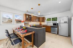 Spacious Renovated House Prvt Pool 5 min to Bch