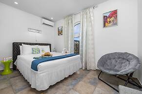 Spacious Renovated House Prvt Pool 5 min to Bch