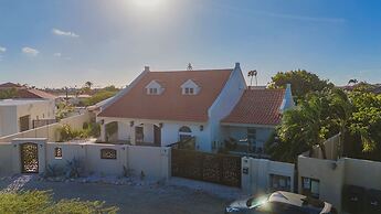 Spacious Renovated House Prvt Pool 5 min to Bch