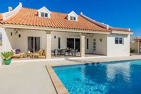 Spacious Renovated House Prvt Pool 5 min to Bch