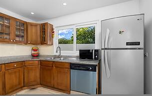 Spacious Renovated House Prvt Pool 5 min to Bch