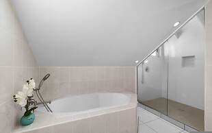 Spacious Renovated House Prvt Pool 5 min to Bch